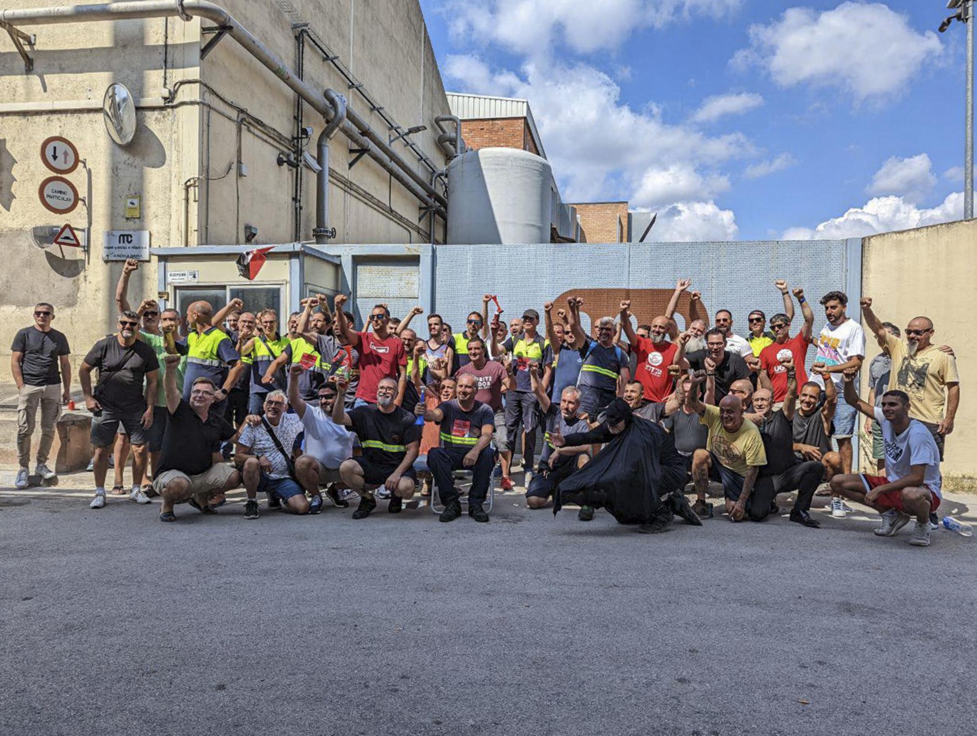 Décima jornada de huelga en la planta de Miquel y Costas en Besòs